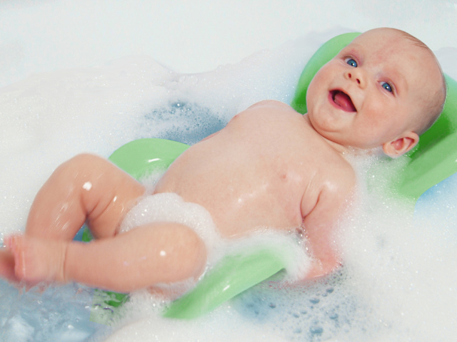 Egy csúszda az újszülöttek fürdésére: Miért van szükség, milyen életkorra van szükség, hogyan kell használni? Mi a legjobb csúszda a baba számára: műanyag vagy szövet, rongy?