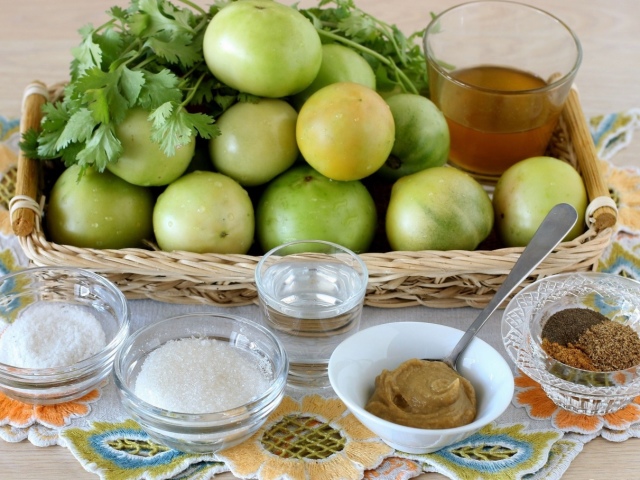 Sved Green Tomaten in einem Fass und einer Bank: 2 Bestes klassisches Rezept mit detaillierten Zutaten