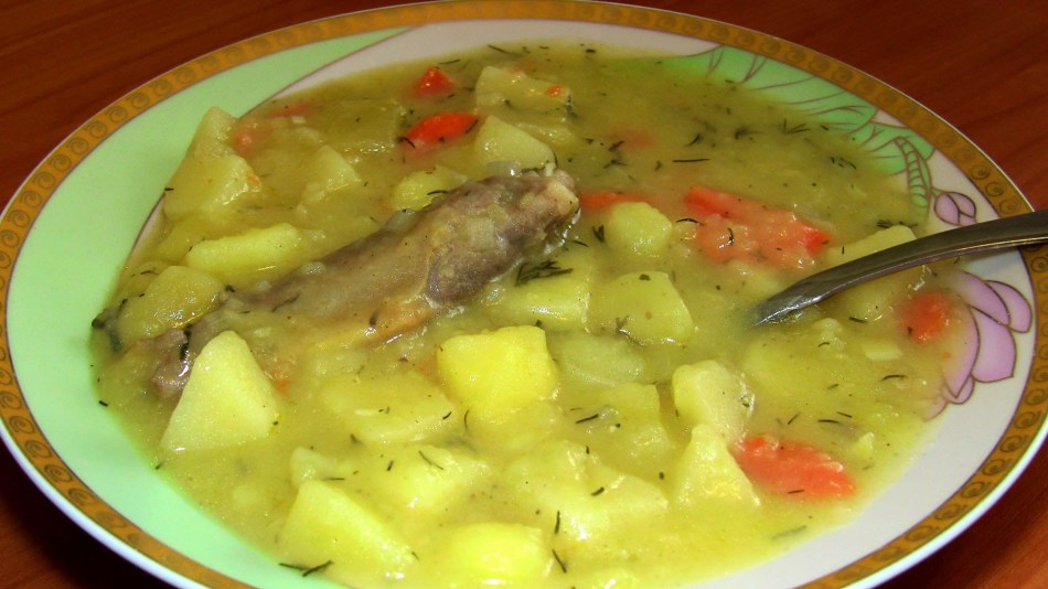 Zuppa di pollo con patate.