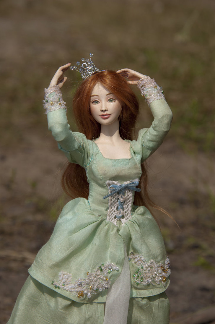 Même une poupée en argile en polymère peut avoir de magnifiques cheveux