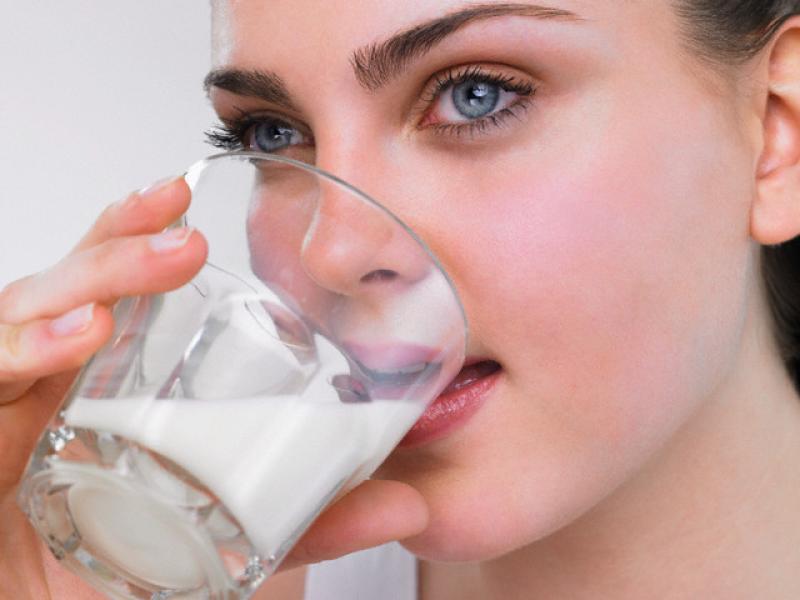 Напиток: горячее молоко с содой для выведения токсинов
