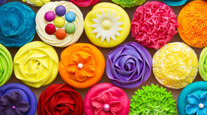 Gâteaux avec mastic de différentes couleurs avec colorant alimentaire