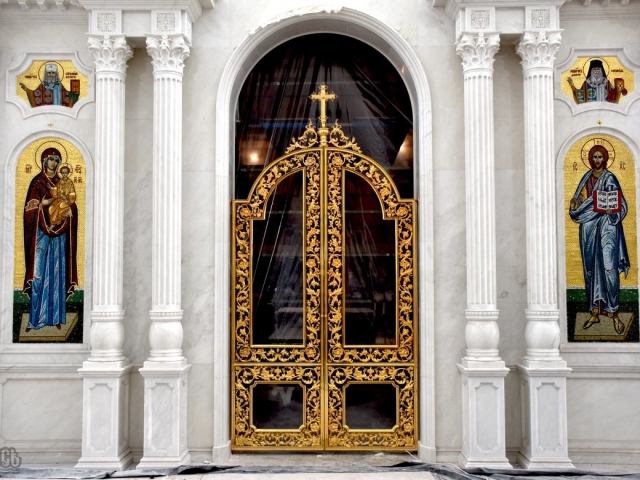 Как называются врата в самом центре иконостаса? Почему врата в центре иконостаса называются Царскими? Царские врата как важный символ в христианстве, архитектурный элемент. Когда распахиваются Царские врата?