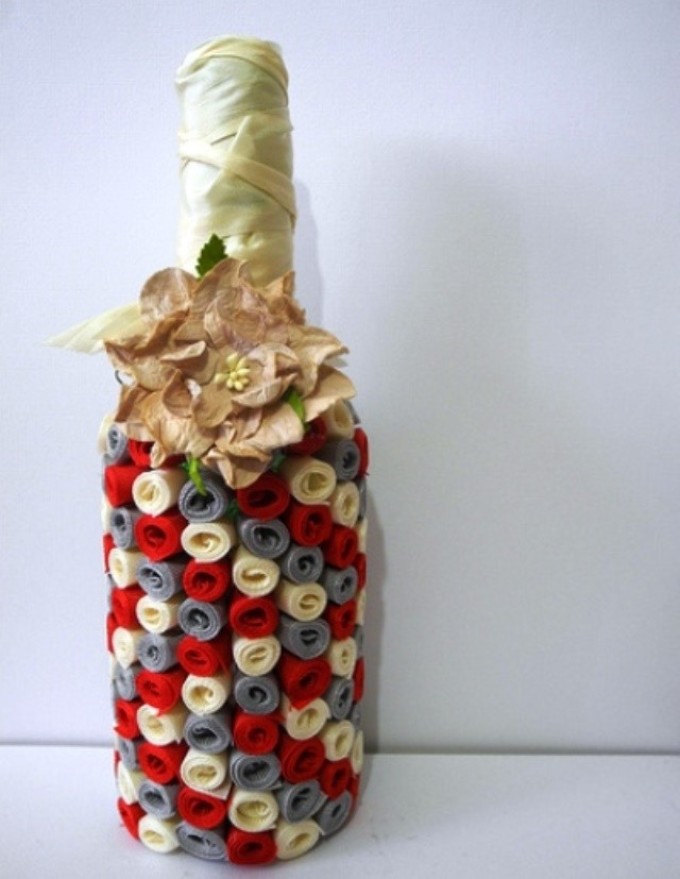 This is how the decoupage of the bottle is obtained by ribbons