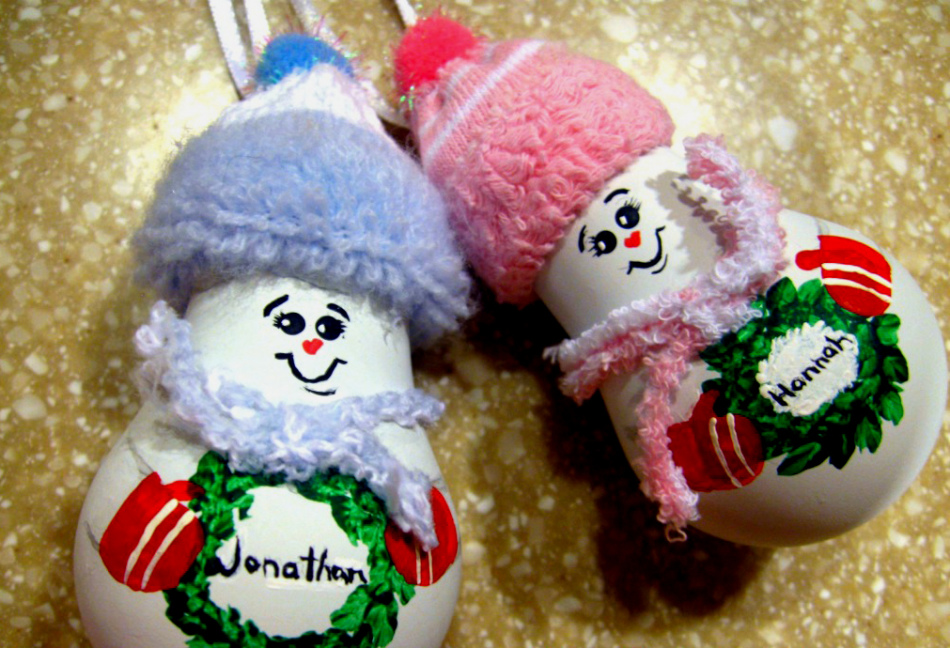 Funny snowmen from bulbs