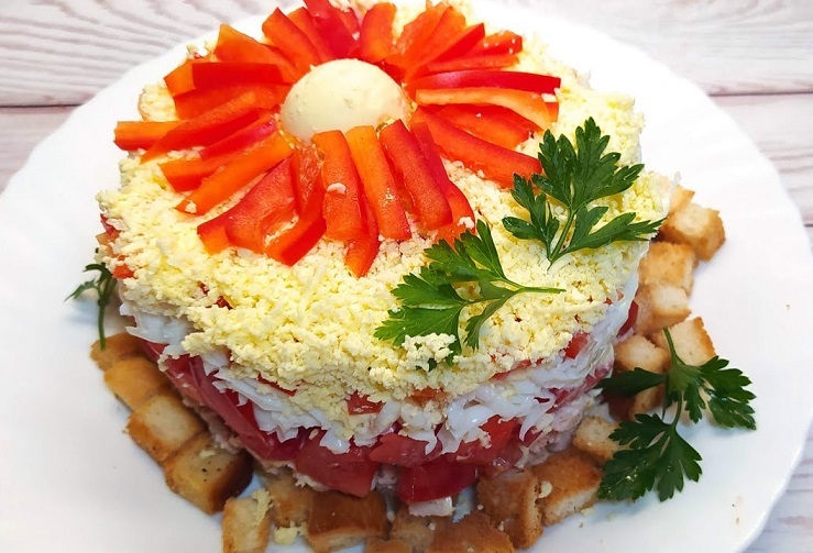 Salad decoration with crackers