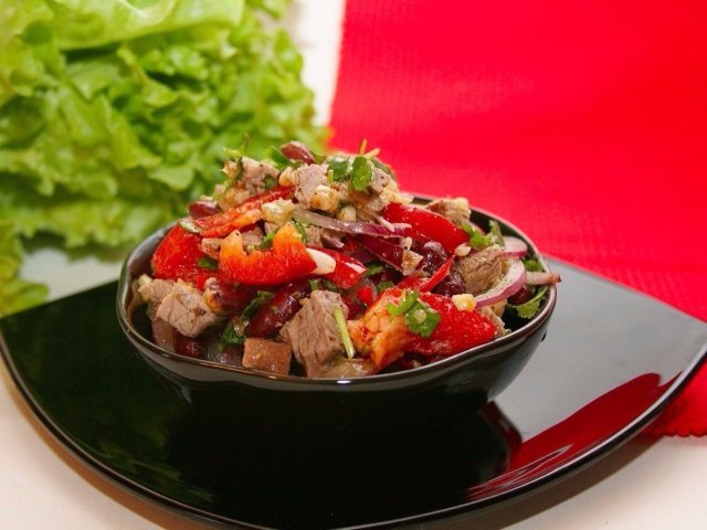 Tbilisi ünnepi saláta: összetevők és egy lépés -lépcső -klasszikus recept vörös babral és marhahússal. Hogyan lehet szándékosan elkészíteni a tbilisi salátát csirkemell, hús, nyelv, füstölt csirke, majonéz, koriander, dió: a legjobb receptek