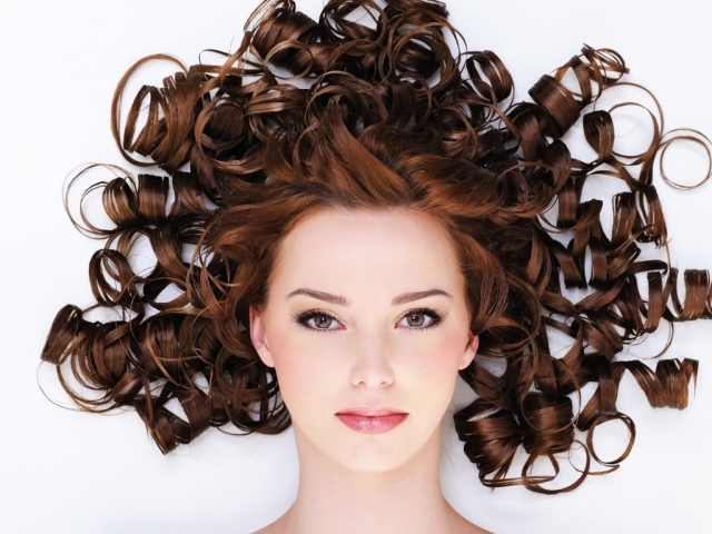Как красиво уложить кудрявые волосы у женщин? Как подобрать прическу для кудрявых волос в зависимости от формы лица?