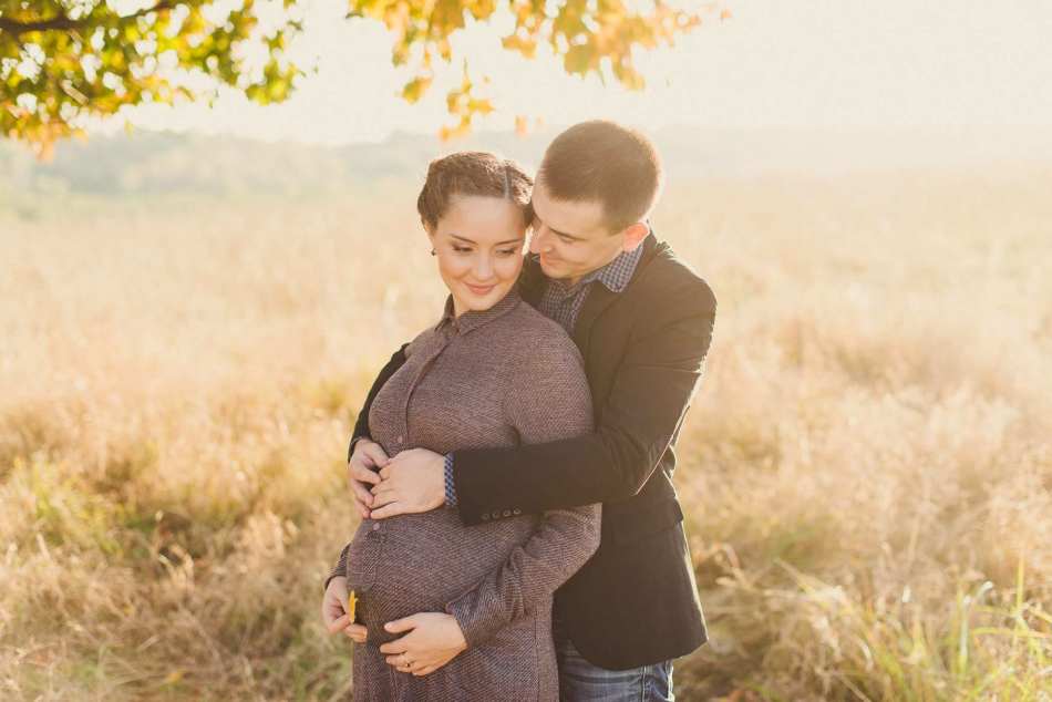 Ευτυχισμένο ζευγάρι έγκυος σε φωτογράφηση