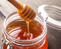 Πώς και πού είναι καλύτερο να αποθηκεύσετε το μέλι στο σπίτι, σε ποια πιάτα; Πώς είναι σωστό και πόσο μπορεί το μέλι στο σπίτι σε κηρήθρες, ψυγείο, γυάλινο βάζο, έτσι ώστε να μην πιπιλίζει, σε θερμοκρασία δωματίου; Σε ποια θερμοκρασία πρέπει να αποθηκεύεται μέλι;