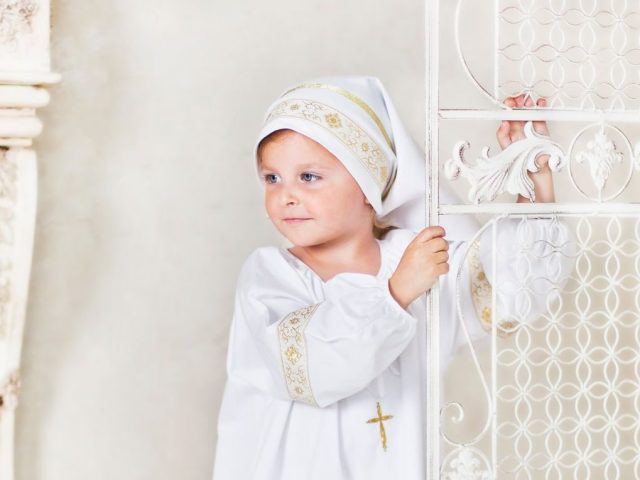 Comment coudre une chemise baptismale sur un garçon? Comment coudre une chemise baptismale pour une fille? Exemples de produits finis pour les enfants