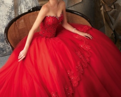 С чем сочетать красное платье, с чем носить? Какого цвета колготки одеть под красное платье, туфли, босоножки, аксессуары, украшения?