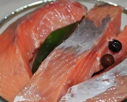 Is it possible to eat overdue red, frozen fish: what to do, what to cook?