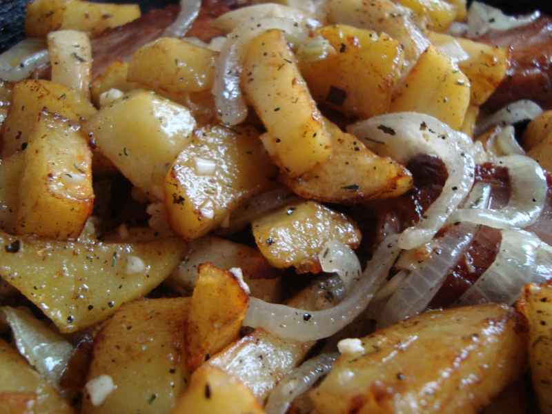 Πατάτες με νεύρα σε μια αργή κουζίνα