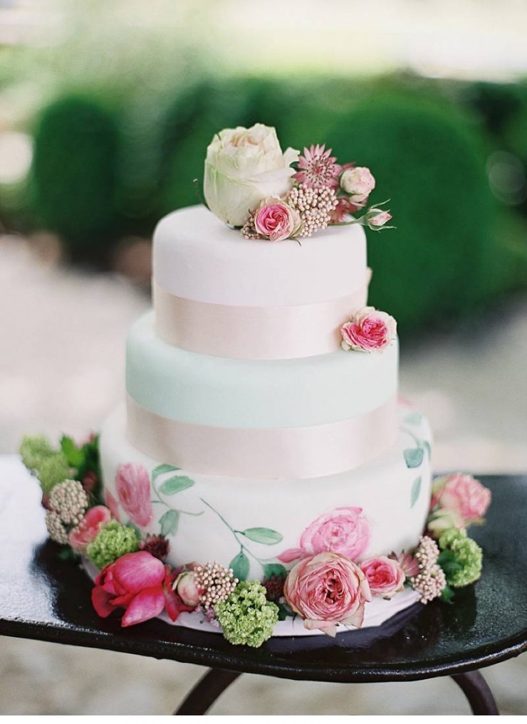 Торт с шелковой лентой и живыми цветами