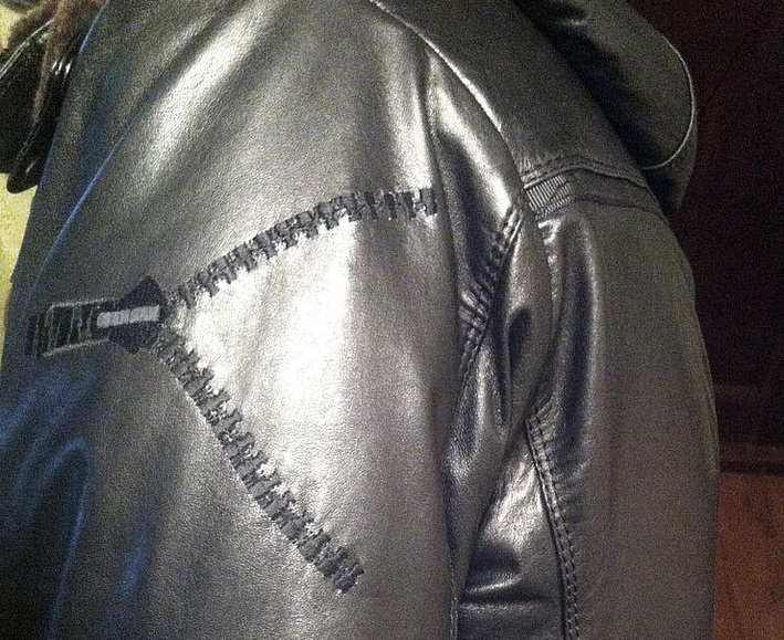 Bagaimana cara menghilangkan lubang di jaket kulit menggunakan jahitan dekoratif?