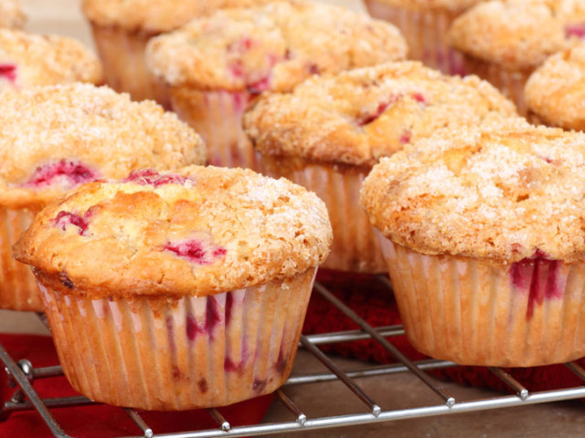 Il est facile de préparer les muffins aux fraises: Description de la recette, de la photo, de la vidéo