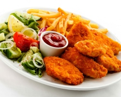 Wie man knusprige saftige Nages zu Hause kocht: Beste Rezepte. Wie kocht man Käfer aus Hühnchen und Brüsten, Truthahn, Schweinefleisch, gehacktem Fleisch mit Käse, Fisch, Gemüse? Hühnernuggets wie in McDonald's, KFS: Rezepte