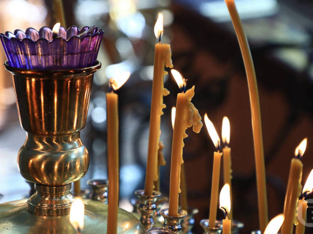 12 lilin dimasukkan ke dalam gereja, di rumah, apa artinya?
