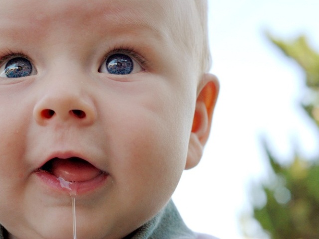 What can be symptoms when teeth teething in children, except for temperature, what symptoms should be alert? How much does it last and how high can the temperature on the teeth of the baby be? When and what to knock down the temperature on the teeth? How to alleviate the condition of the baby when teething?
