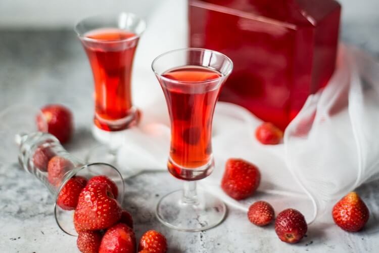 Minuman keras strawberry untuk alkohol