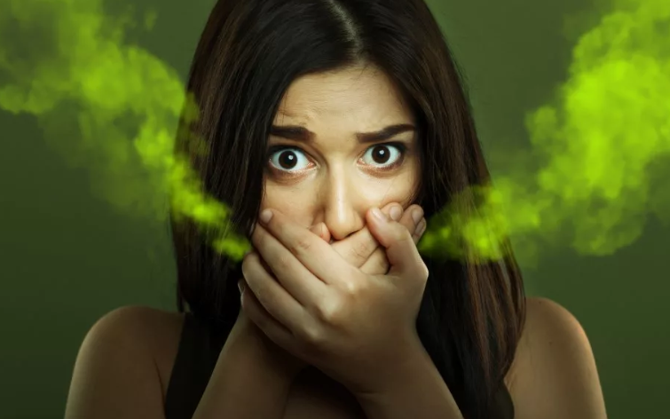 A szájüreg gyenge higiéniája, fogak: a szájból származó kellemetlen szag általános oka