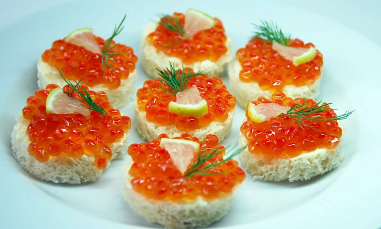 Sables avec caviar rouge