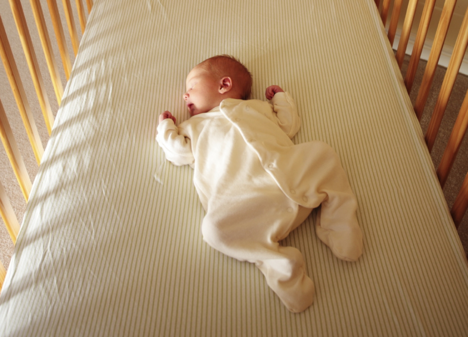 Rätt pose för att sova en baby - liggande på ryggen