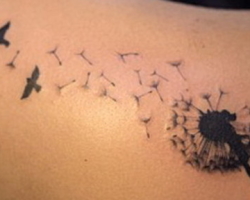 Tatuaje: una flor de diente de león con pájaros: significado para las niñas. ¿Qué significa un tatuaje de diente de león en la muñeca, mano, pierna, hombro, cuello, espátula? Tattoo Sketch Dandelion con pájaros