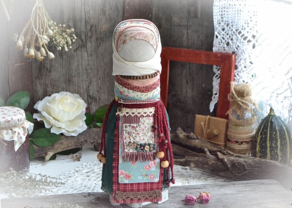 Le cou d'un travailleur de poupée pour le mariage a dû être décoré de colliers