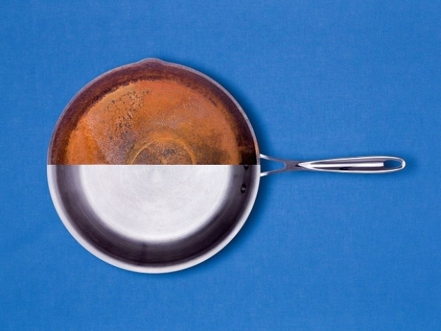 Πώς να καθαρίσετε το teflon, cast -iround, κεραμικό, τηγάνι με αντι -stick από soot: λαϊκές συνταγές και συμβουλές για τον καθαρισμό του τηγάνι στο σπίτι