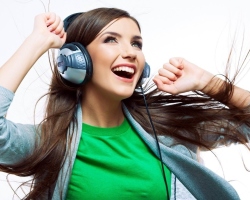 Le meilleur écouteur avec AliExpress: avis, avis. Comment commander de bons écouteurs pour AliExpress: lumineux, sans fil, pour iPhone, renforcement, jeu, sports, avec un microphone?