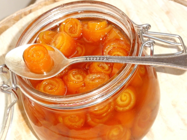 Das Rezept für die köstlichste orangefarbene Marmelade. Wie kocht man Orangen mit einem Schale mit Ingwer, Zitrone, Banane, Pfirsich, Rhabarber, Apfel, Melone?