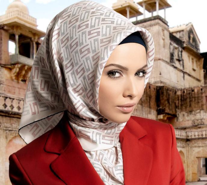 Ткань для хиджаба, его рисунок и цвет женщина выбирает по сезону и обстоятельствам.