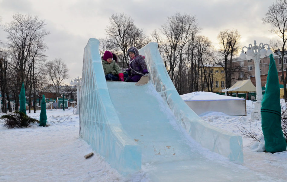 Gefüllter Eisrutsche mit hohen Seiten