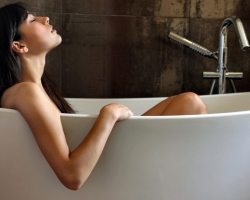 Lehet -e mosni fürdőben, lélekben, fürdőben és a haját hőmérsékleten mosni? Lehetséges -e megfázás, mandulagyulladás, hörghurut hőmérséklet és hőmérséklet nélkül mosni? Milyen hőmérsékleten nem lehet mosni?