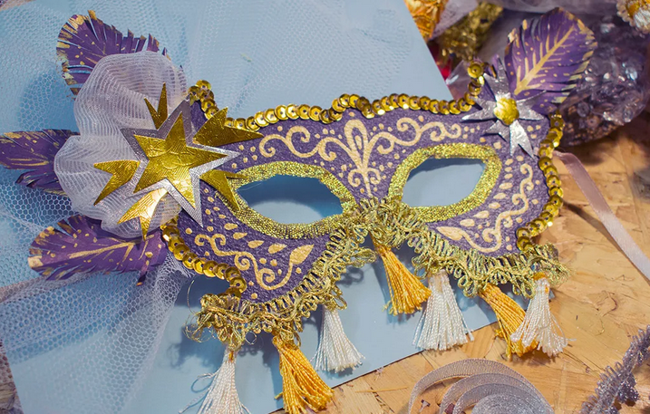 We decorate the mask with feathers, fatin and rhinestones