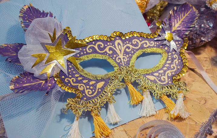 Nous décorions le masque avec des plumes, du fatigne et des strass