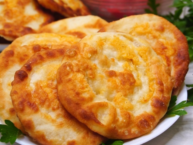 Пышные и вкусные сырные лепешки на кефире — как приготовить: рецепты, фото, видео
