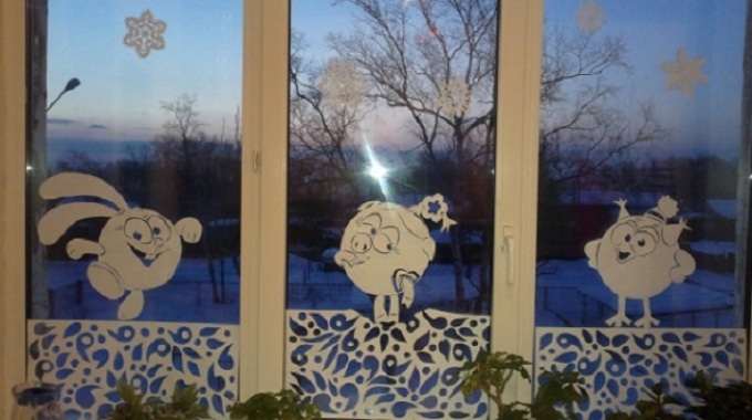 Dekorasi Jendela untuk Tahun Baru: Gambar Tahun Baru Smesharikov