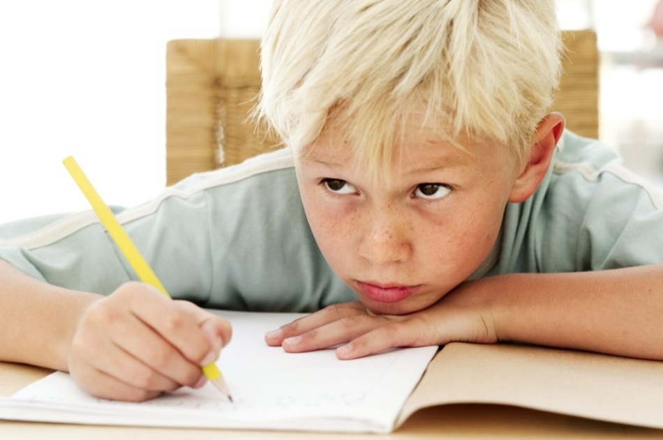 Les violations du discours écrit se manifestent lors de l'apprentissage d'un enfant à lire et à écrire.