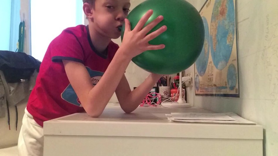 Как легко и быстро надуть тонкий воздушный шарик ртом?