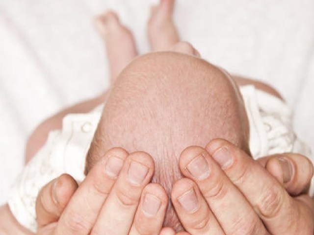 Les raisons de l'apparence des croûtes jaunes et blanches sur la tête du bébé? Comment guérir les croûtes sur la tête d'un nourrisson, comment peigner les croûtes?
