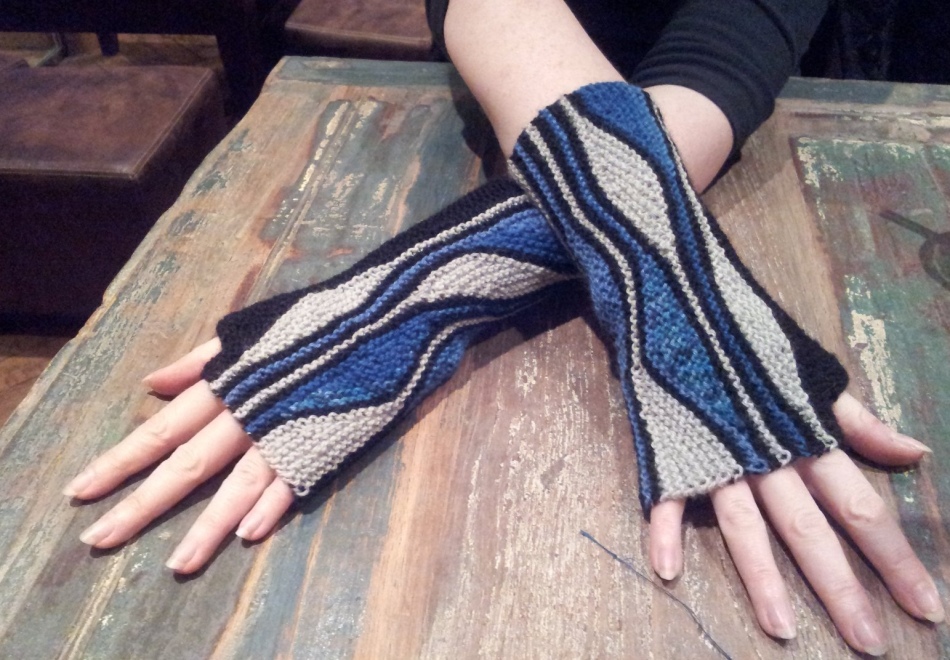 Pripravljene -narejene rokavice z dolgimi lasmi s pletenimi iglami, primer 3