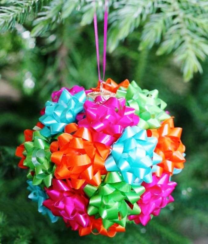 А можно купить вот такие готовые подарочные бантики, обклеив ими новогодний шар