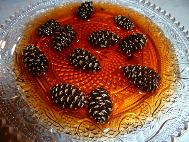 Pine Cones Jam: Οφέλη και βλάβη. Η συνταγή για μαρμελάδα από νέους κώνους πεύκου με μέλι, λεμόνι, σε μια αργή κουζίνα, παιδιά