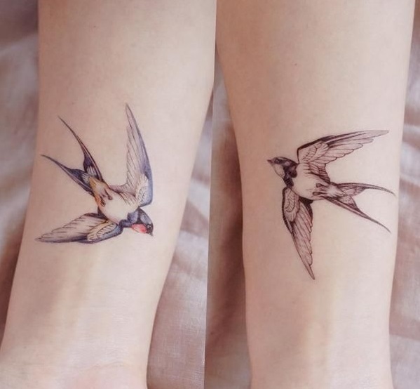 Парная татуировка в виде ласточек - женственно и красиво