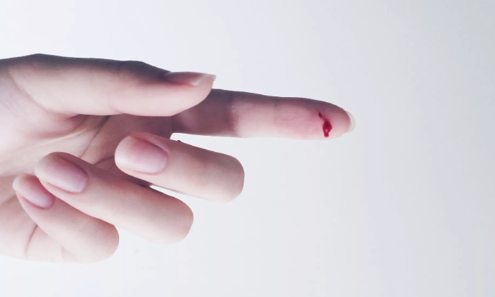 Уколоть или порезать палец ножом до крови согласно примете к неприятностям