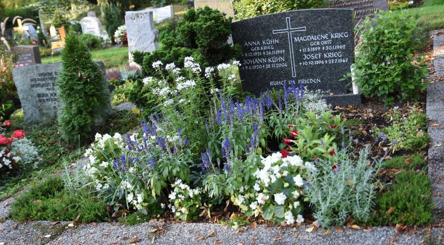 Fleurs sur les tombes des musulmans