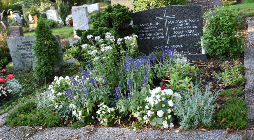 Fiori sulle tombe dei musulmani